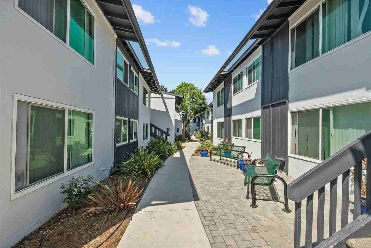 520 W Carrillo St - Photo 3 of 12