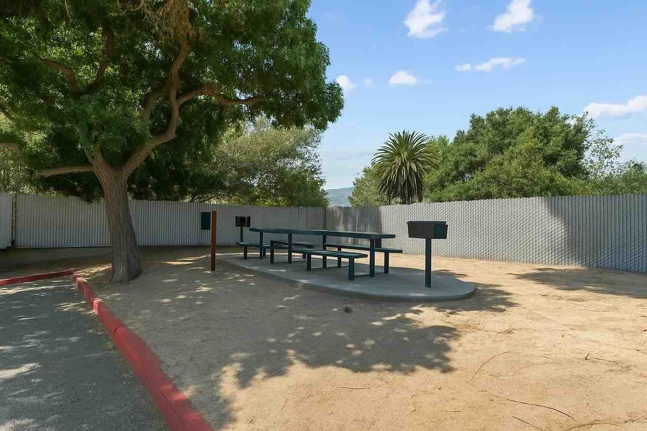520 W Carrillo St - Photo 4 of 12