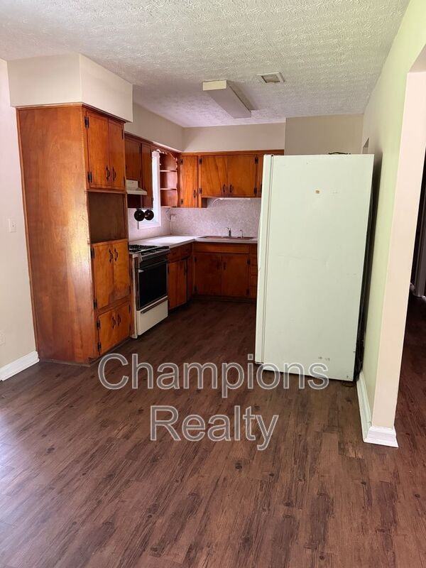 2316 Wellborn Dr - Photo 4 of 10