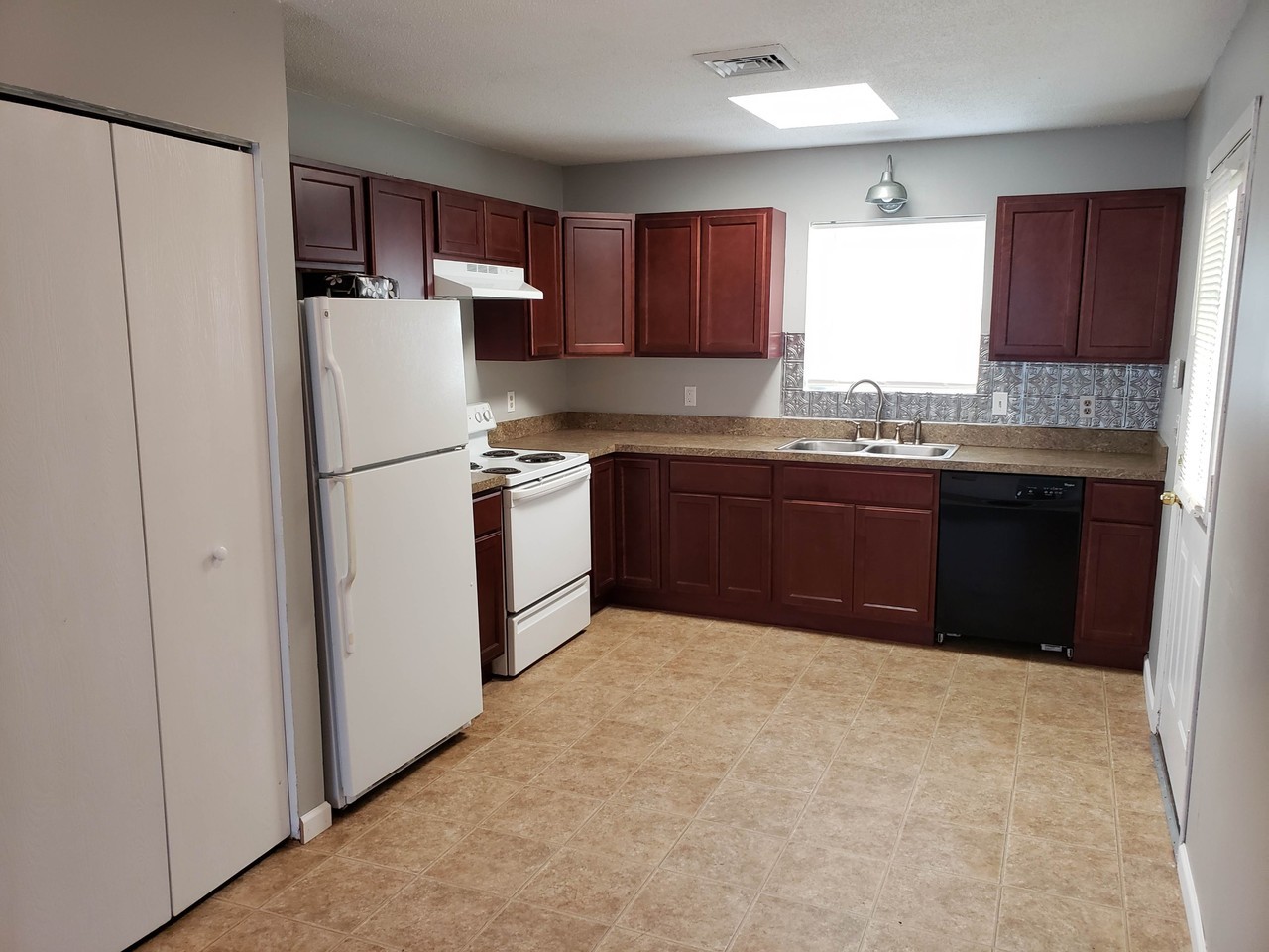 146 Onley Rd - Photo 2 of 10