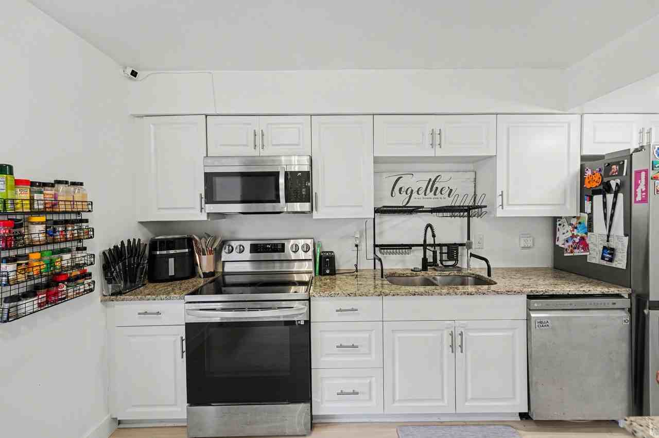 1819 Clearbrooke Dr - Photo 2 of 28