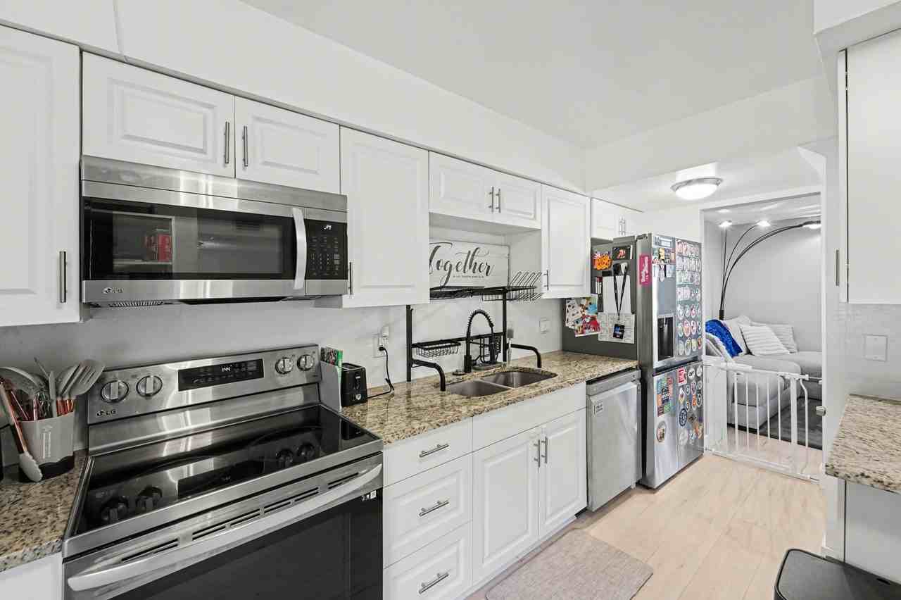 1819 Clearbrooke Dr - Photo 3 of 28