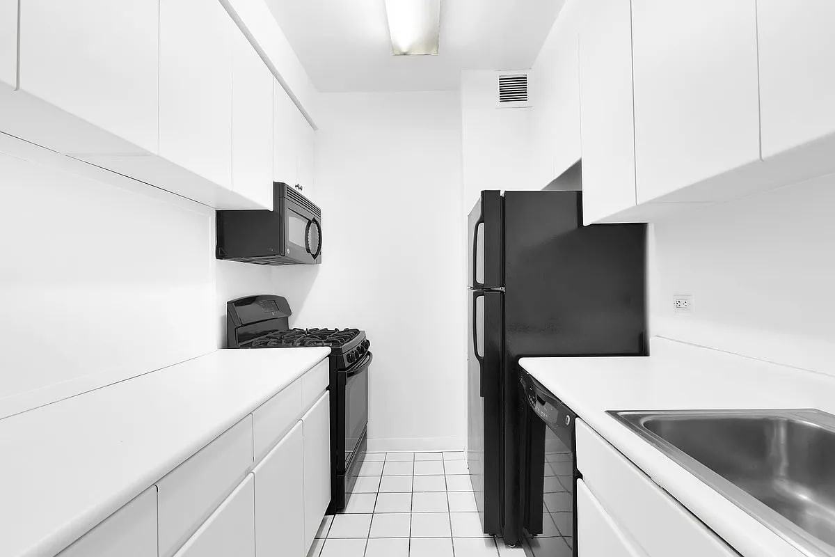 350 Albany St - Photo 4 of 5