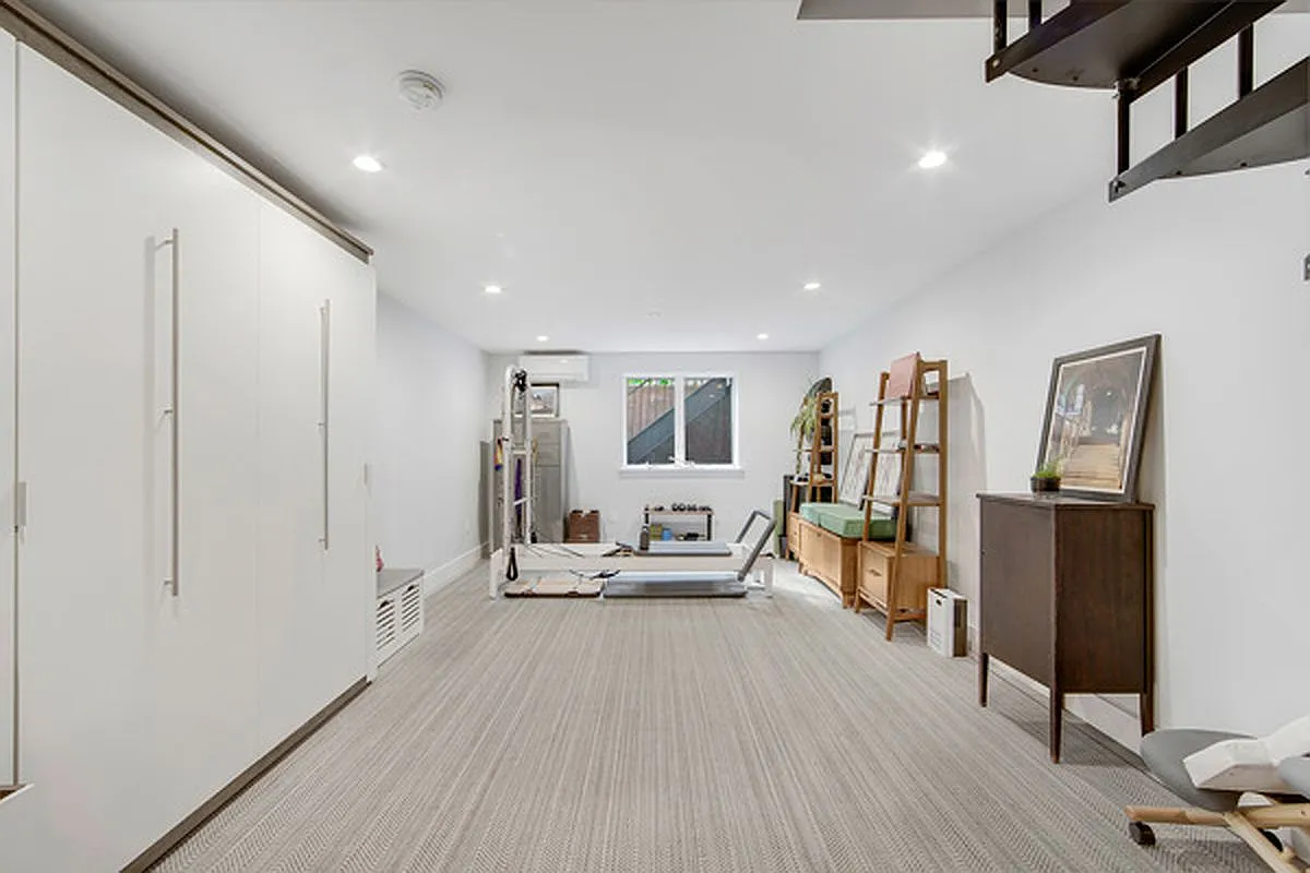 2734 27th St #1B - Photo 4 of 8