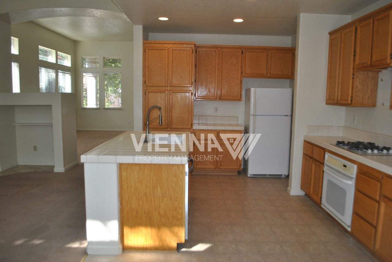 7956 Robinson Dr - Photo 4 of 17