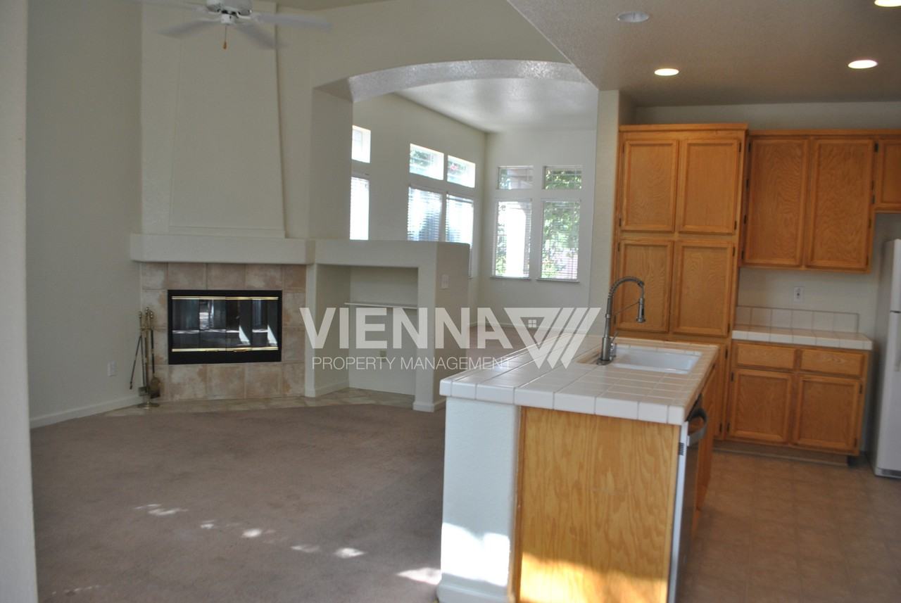 7956 Robinson Dr - Photo 5 of 17