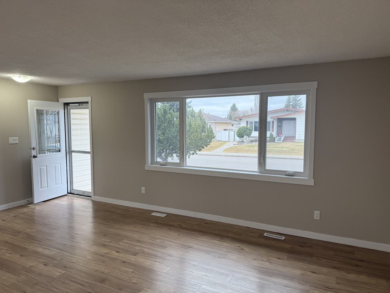 14903 77 St Nw Main Fl - Photo 3 of 26