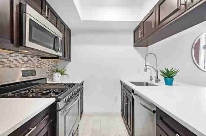 818 Jefferson St #1B - Photo 7 of 11