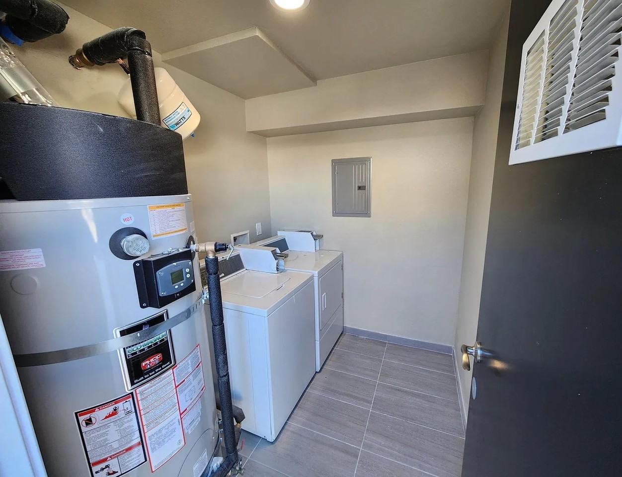 984 El Camino Dr #E - Photo 7 of 7