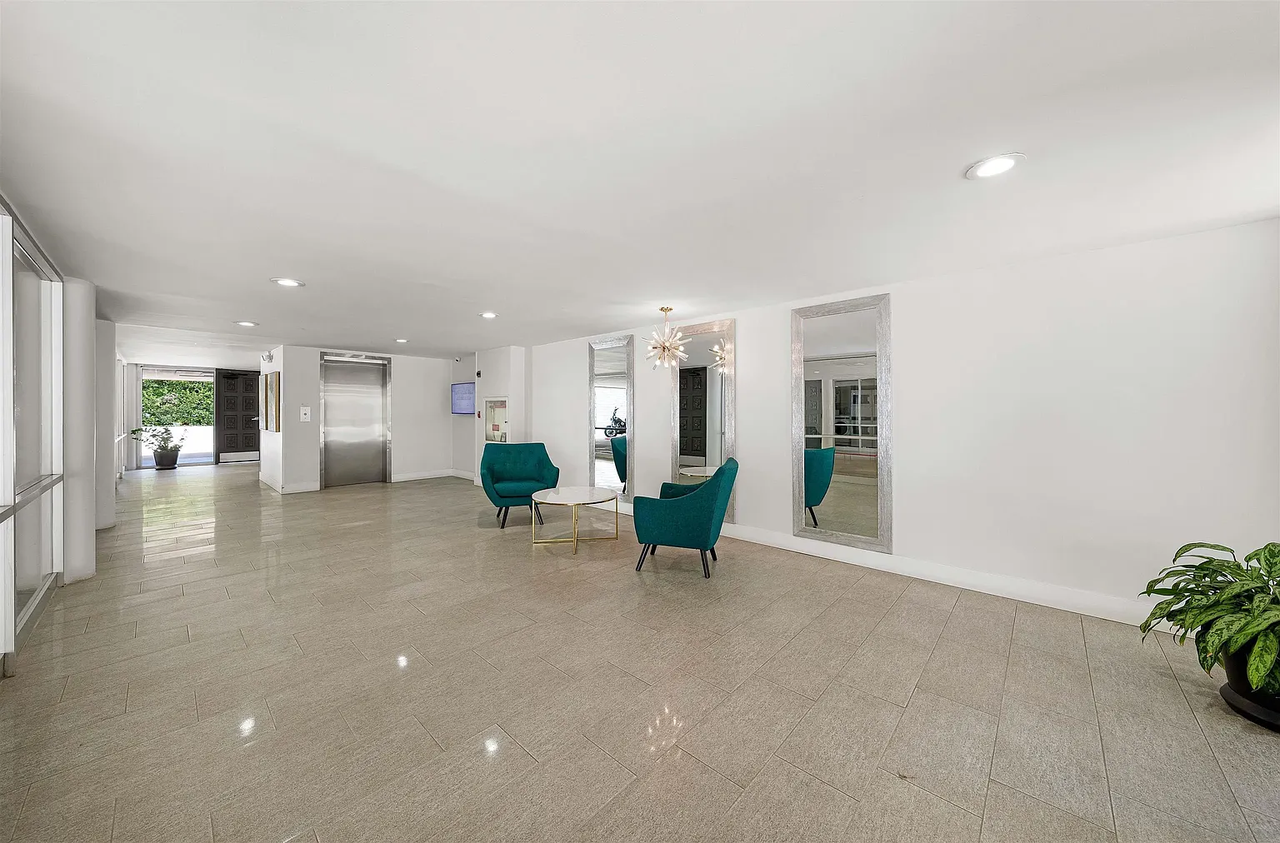 2510 Torrey Pines Rd #212 - Photo 4 of 30