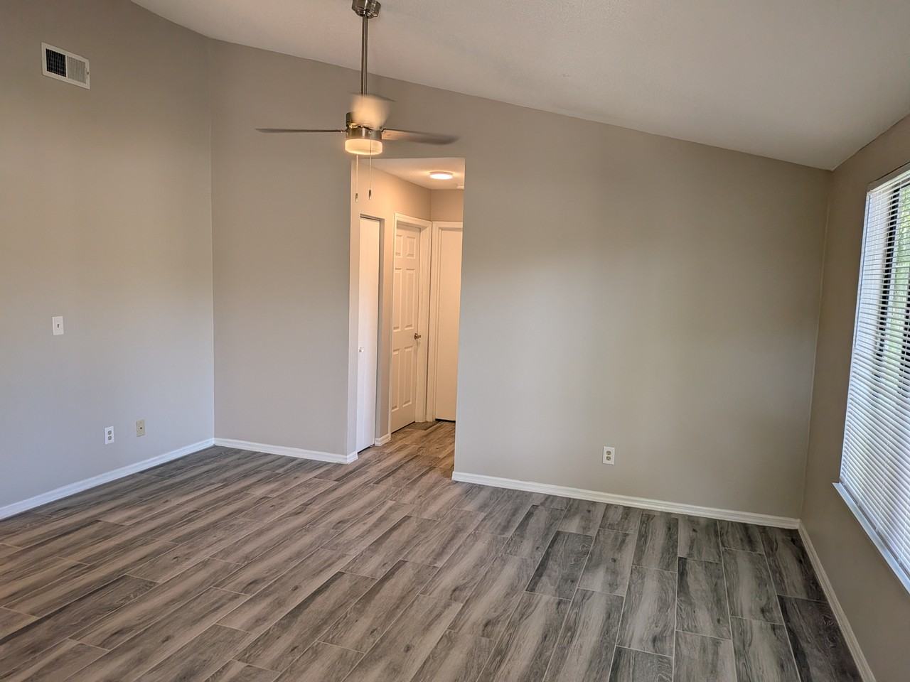 1024 Howell Ave - Photo 2 of 10