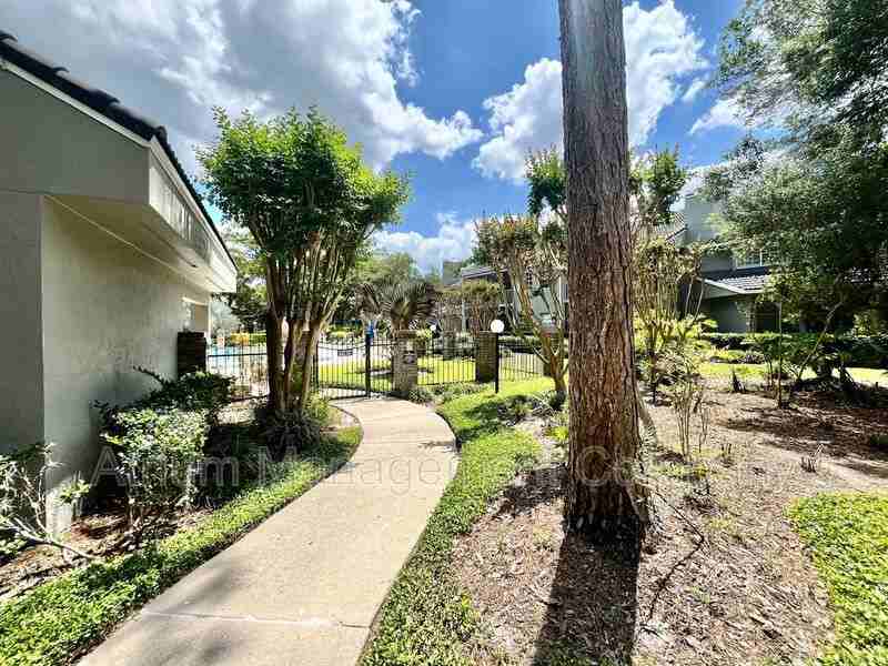 3970 Lancashire Ln - Photo 3 of 18