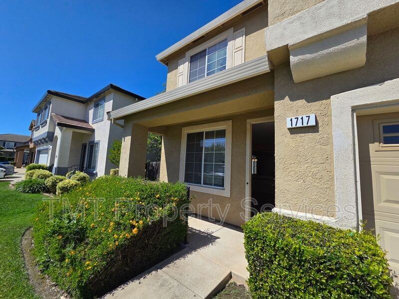 1717 Providence Way - Photo 4 of 48