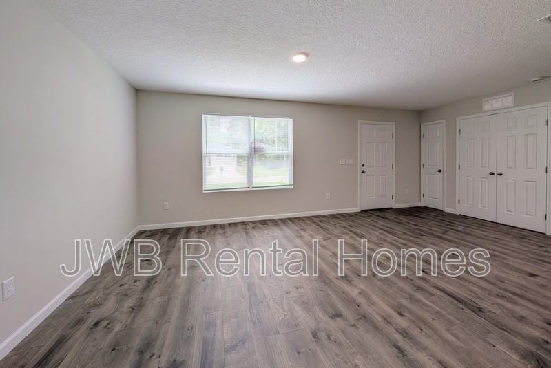 1021 Erie Ave - Photo 5 of 17