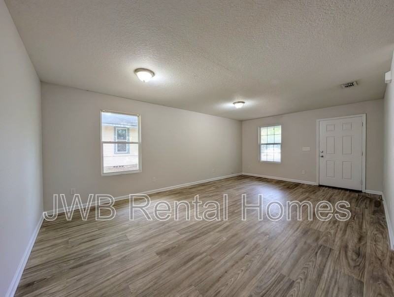 3352 Dillon St - Photo 5 of 19