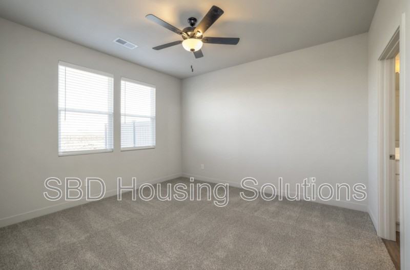 12415 S Parkwood Ln - Photo 3 of 8