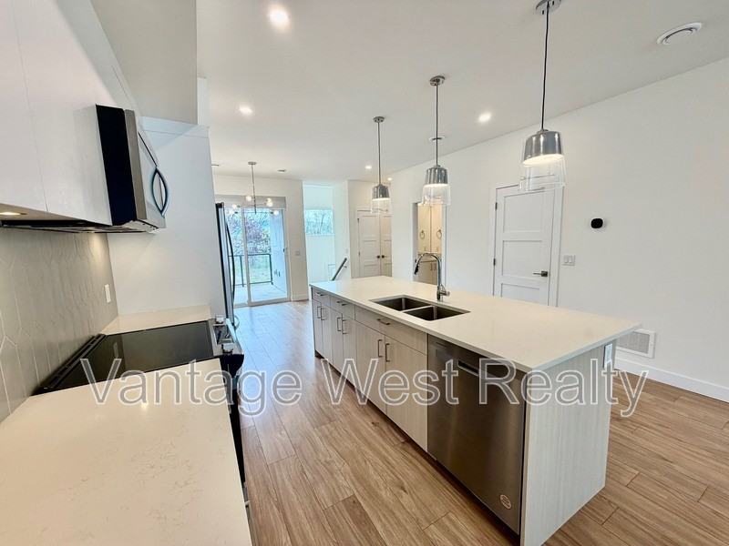 1101 Findlay Rd - Photo 3 of 34