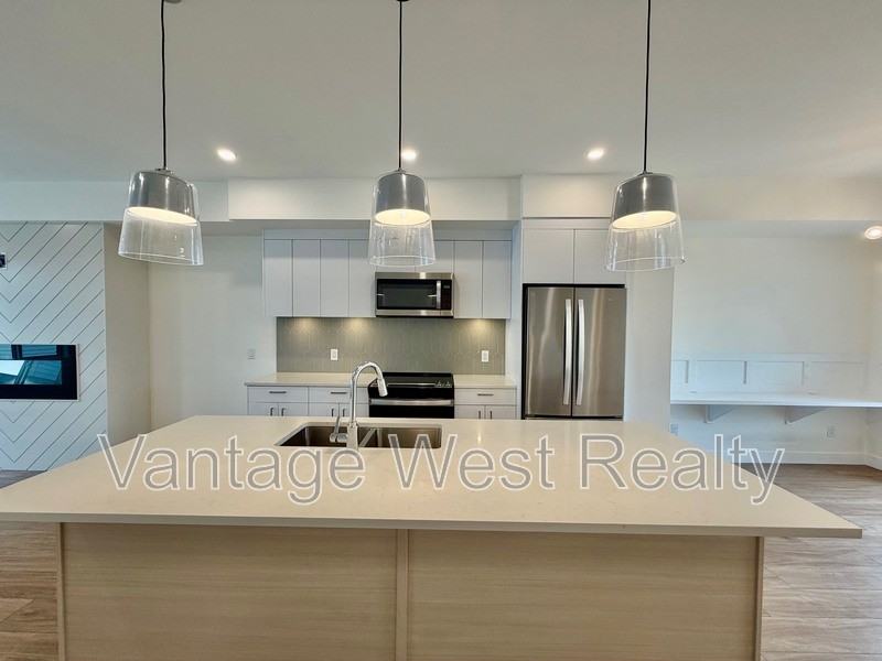 1101 Findlay Rd - Photo 5 of 34