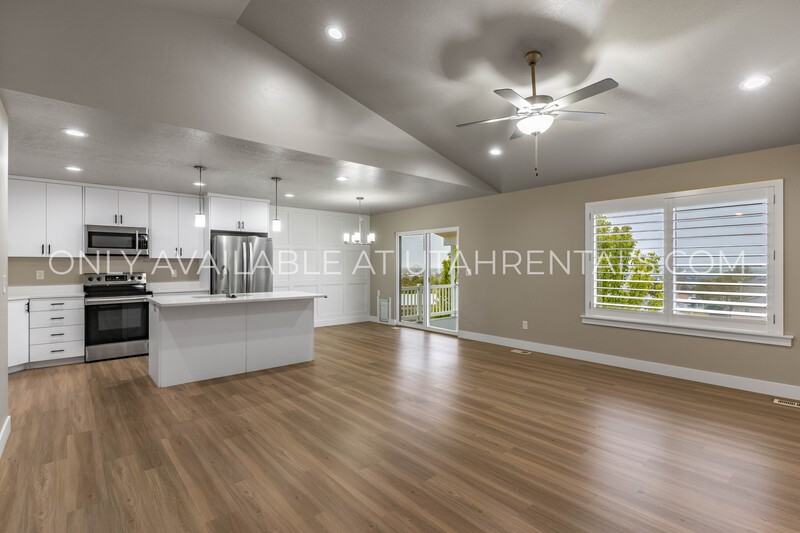 4143 N Fairfield Dr - Photo 4 of 48