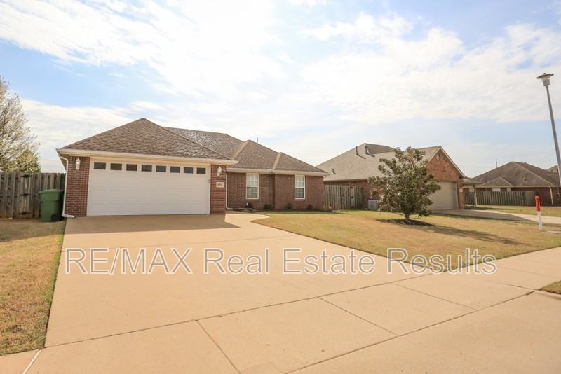 6303 S 37th St - Photo 2 of 30