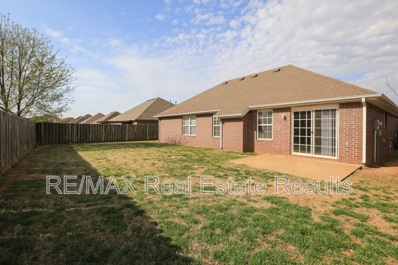 6303 S 37th St - Photo 3 of 30