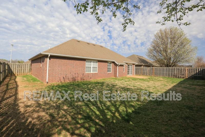 6303 S 37th St - Photo 4 of 30