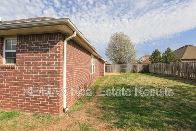 6303 S 37th St - Photo 5 of 30
