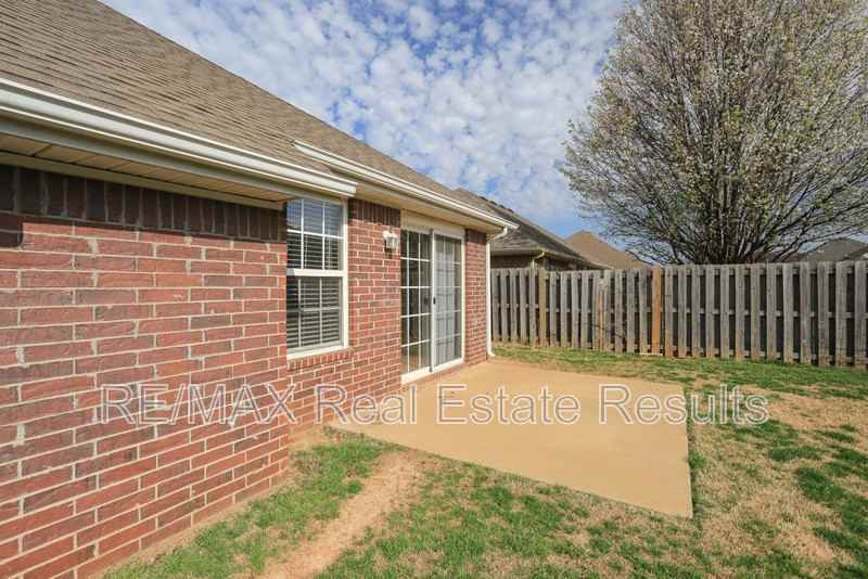 6303 S 37th St - Photo 6 of 30