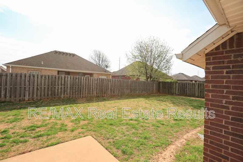 6303 S 37th St - Photo 7 of 30