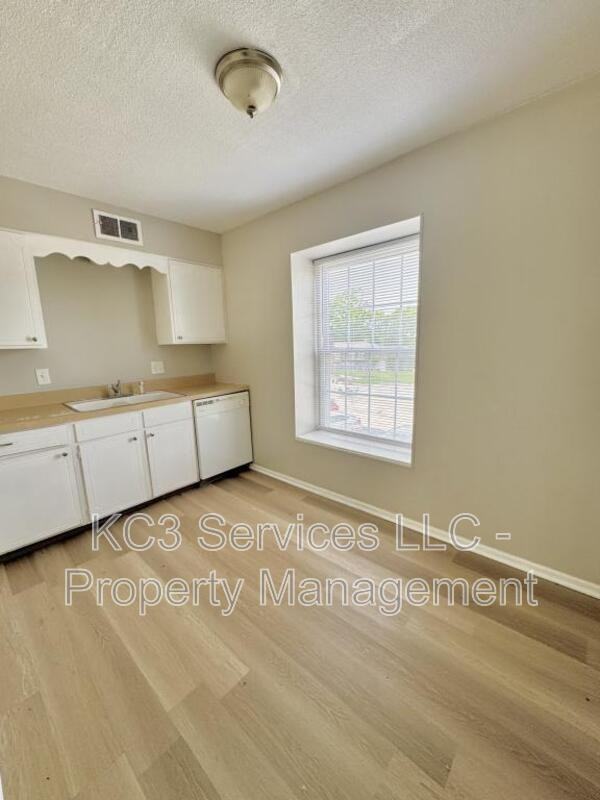 8717 Countryshire Ln - Photo 7 of 13