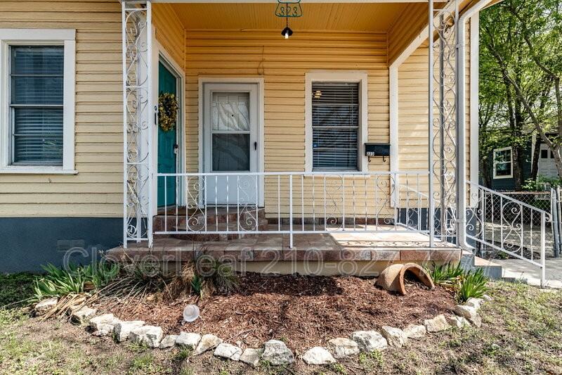 323 Barrera St - Photo 5 of 33
