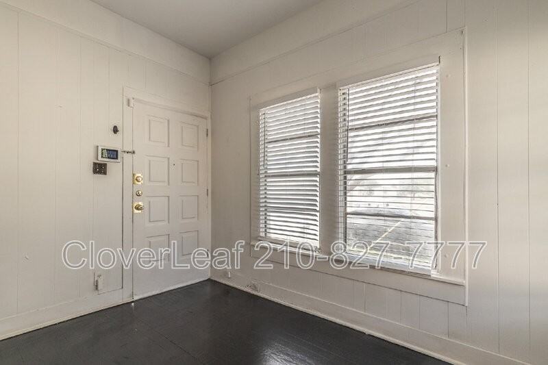 323 Barrera St - Photo 6 of 33