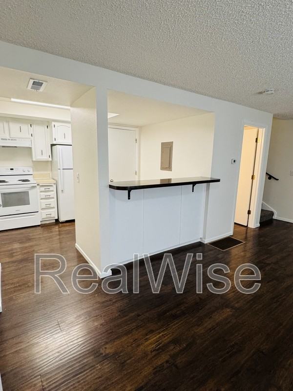 4278 Meadowbrook Ct Ne - Photo 3 of 15