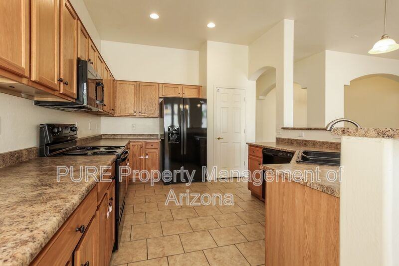 8752 W Frier Dr - Photo 4 of 16