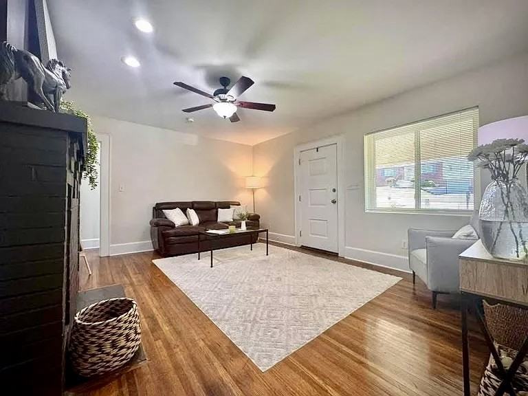 408 Broughton St #NA - Photo 3 of 37