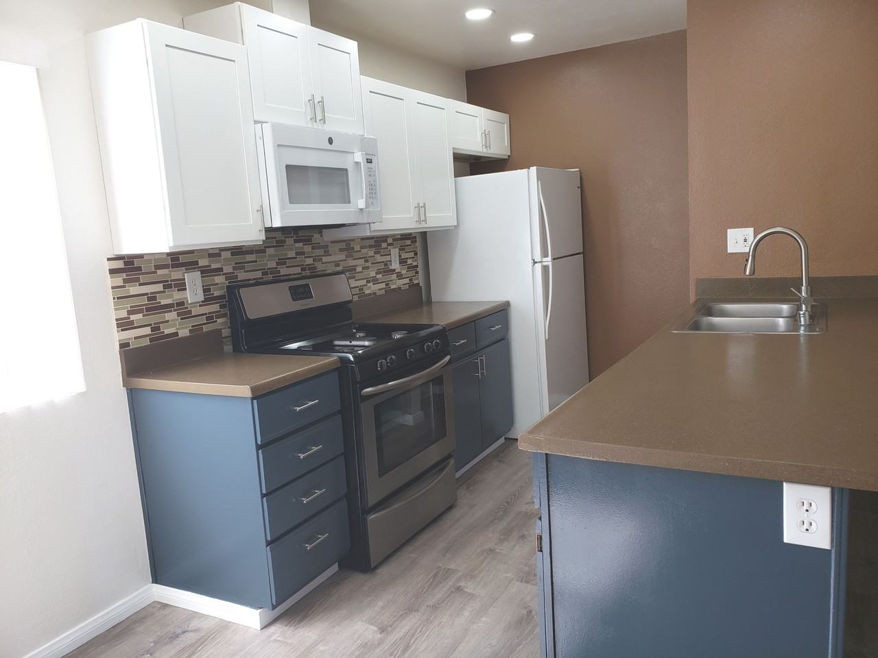 1261 Victor St #9 - Photo 4 of 23