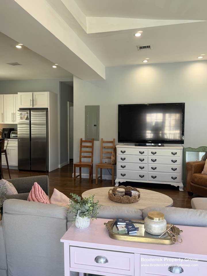 562 E 7th St #2 - Photo 4 of 21