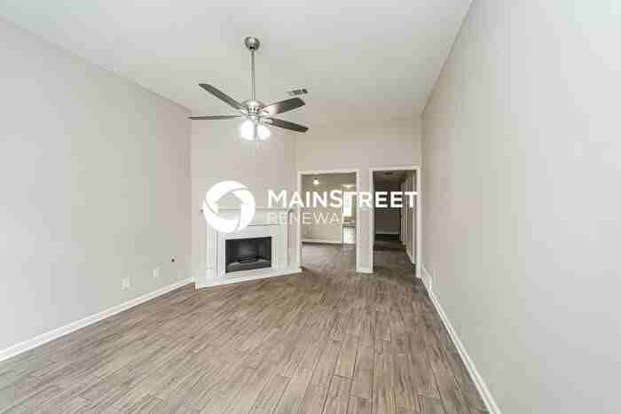 1048 Cross Wood Ln - Photo 4 of 16