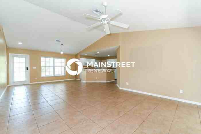 173 Aurora Ave S - Photo 4 of 17