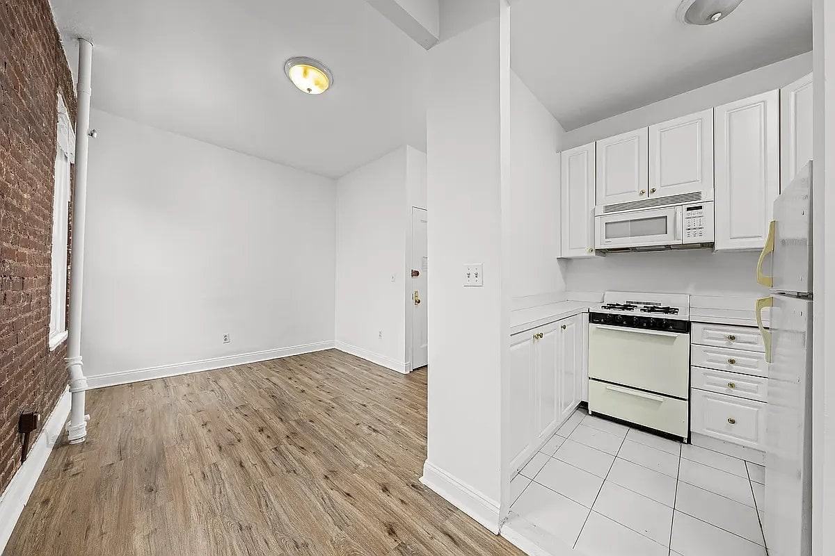 240 Sullivan St #19 - Photo 3 of 6