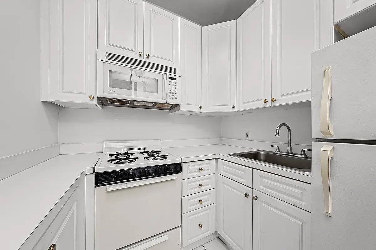 240 Sullivan St #19 - Photo 4 of 6