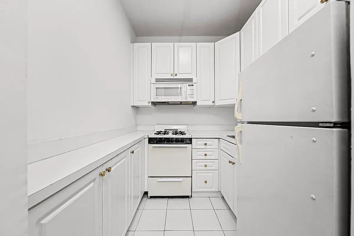 240 Sullivan St #19 - Photo 5 of 6