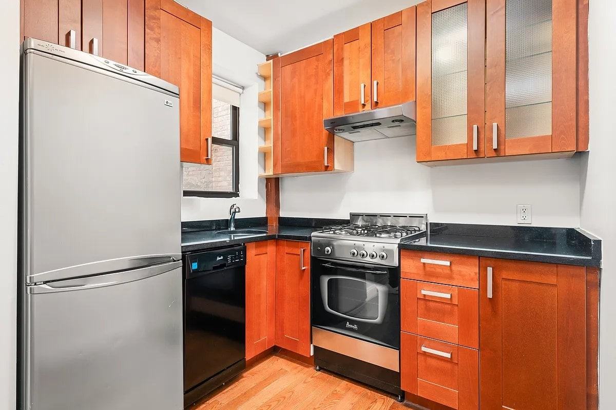 107 Christopher St #6 - Photo 4 of 6