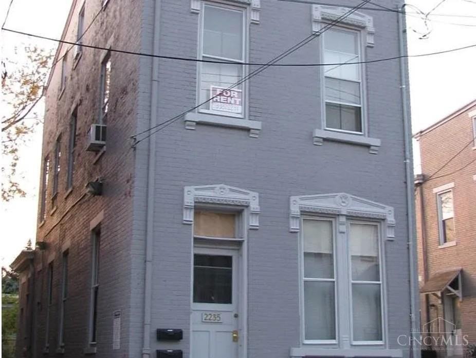 2235 Victor St - Photo 3 of 15
