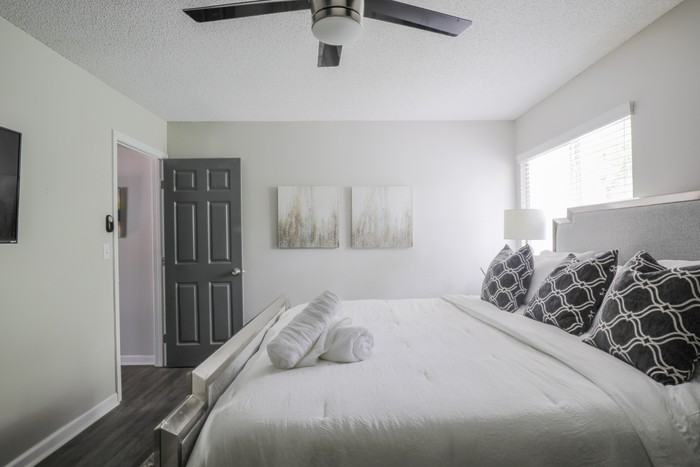 6463 Klinect Ct #C - Photo 4 of 29