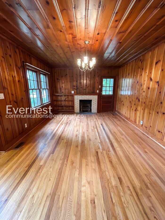 433 Holt Ave - Photo 4 of 26