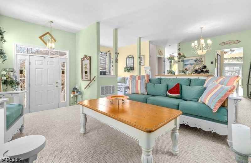 20 Chesterfield Ct - Photo 5 of 32