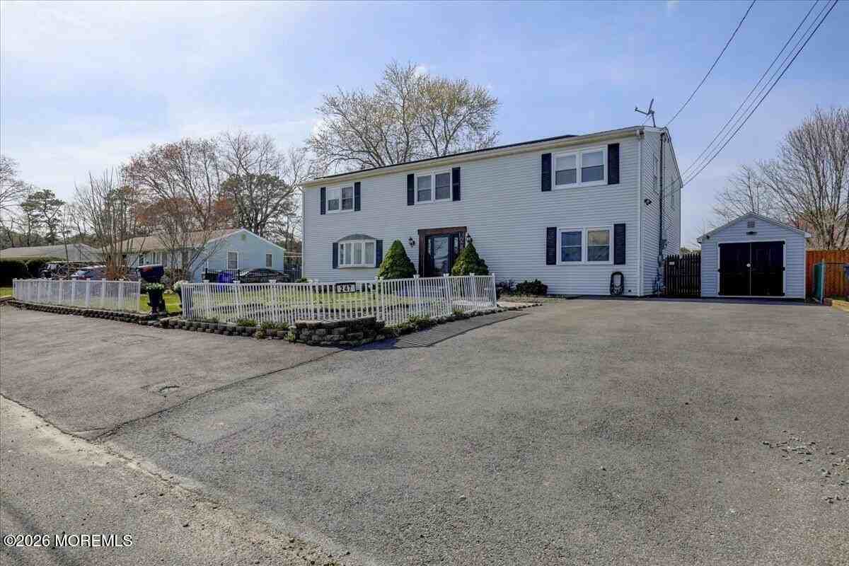 247 Sprucewood Dr - Photo 3 of 39