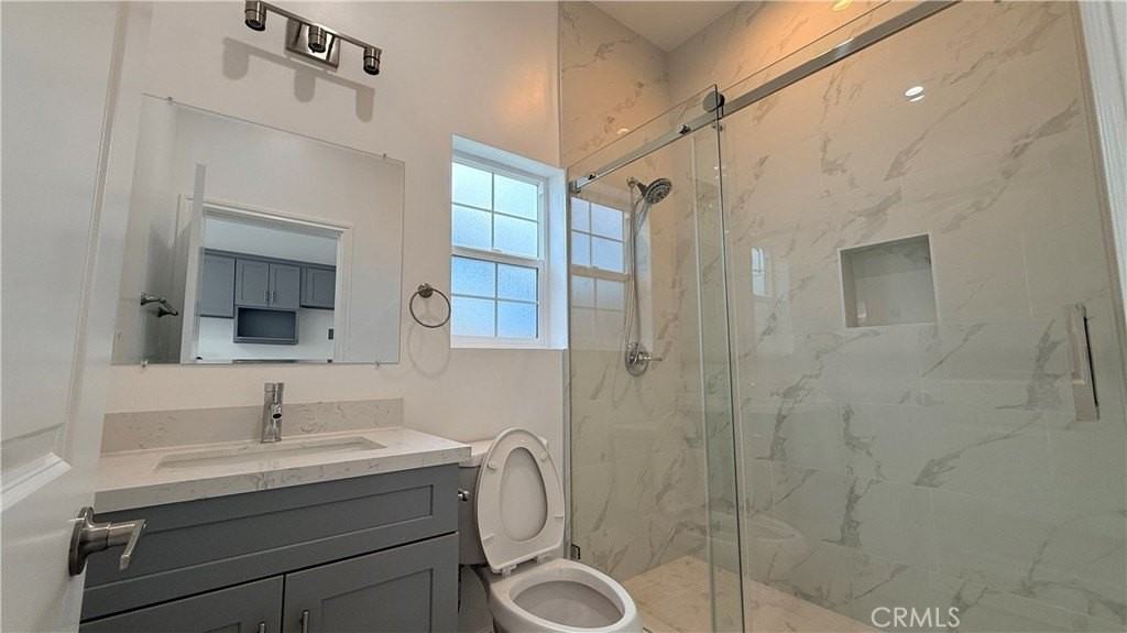 656 E I St - Photo 3 of 13