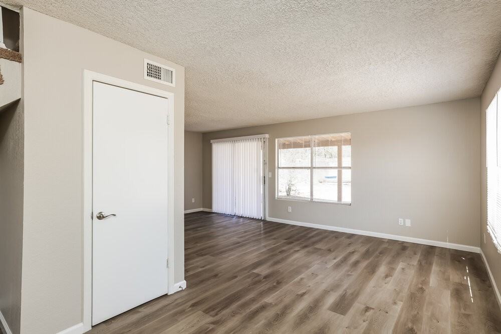 1420 E Topeka Dr - Photo 5 of 17